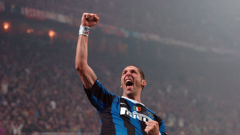Cú húc đầu vào Zidane chỉ là một trong nhiều thành ảnh của Materazzi, khiến anh trở thành cầu thủ bị ghét nhất Cú húc đầu vào Zidane chỉ là một trong nhiều thành ảnh của Materazzi, khiến anh trở thành cầu thủ bị ghét nhất