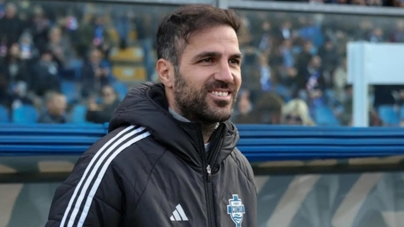 Có lẽ việc biết nhiều ngôn ngữ giúp Cesc Fabregas có sự nghiệp chỉ đạo khá thuận lợi