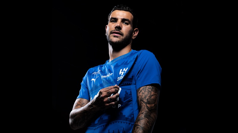 Tiếc là Theo Hernandez lại rời bóng đá đỉnh cao quá sớm