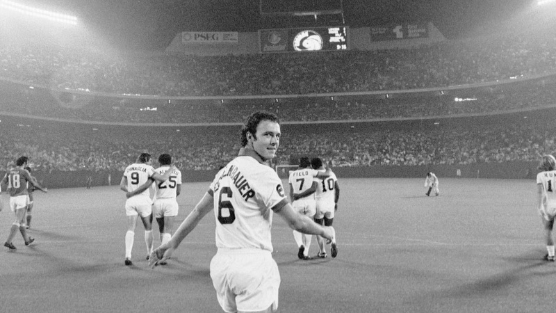 Franz Beckenbauer là một đại diện vĩ đại nhất cho vị trí này Franz Beckenbauer là một đại diện vĩ đại nhất cho vị trí này